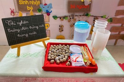 Hoạt động thí nghiệm trứng chìm trứng nổi của các con lớp C3