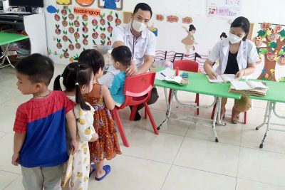 Tổ chức khám sức khỏe định kỳ cho trẻ