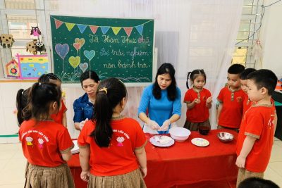 Lớp A5 trải nghiệm làm bánh ngày Tết Hàn thực