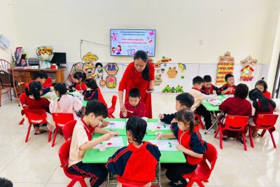 HOẠT ĐỘNG TẠO HÌNH BÔNG HOA TỪ BÔNG TẨY TRANG CỦA CÁC BÉ LỚP C5