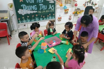 Hoạt động làm đèn lồng của lớp A5
